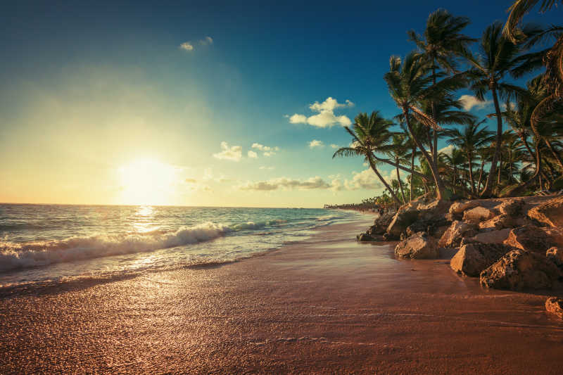 海边的沙滩图片-阳光下沙滩桌上的果汁素材-高清图片