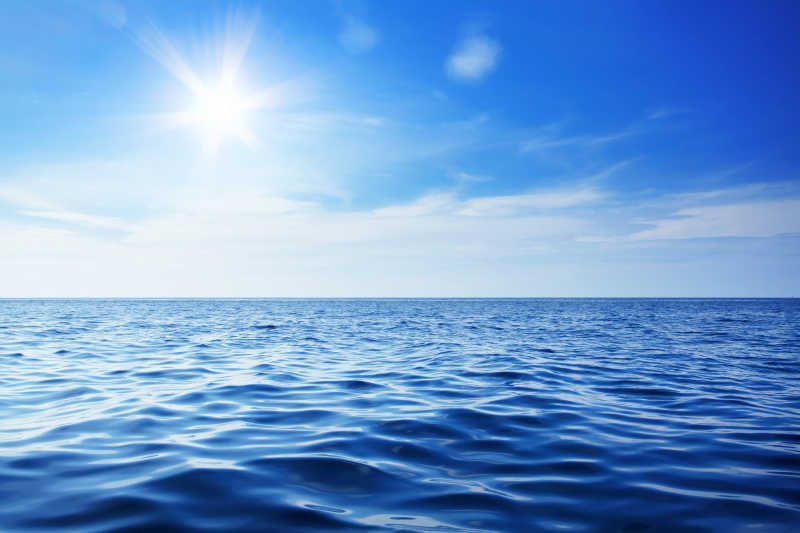 蓝蓝的天空和一望无际的海洋