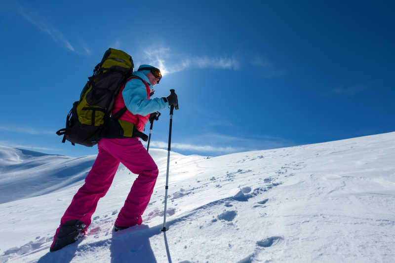 冬季雪山徒步登山的年轻人