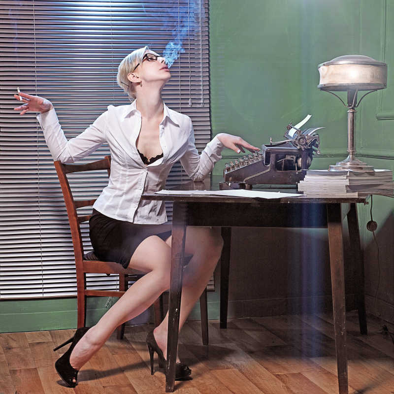 Стильная секретарша Ariella Ferrera прилегла на стол начальника - порно фото
