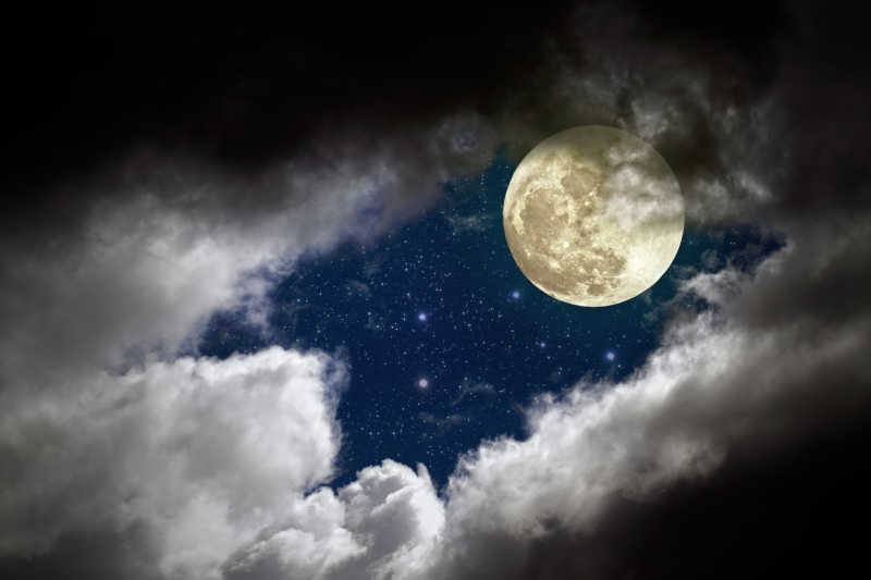 透过乌云层的月亮和星星