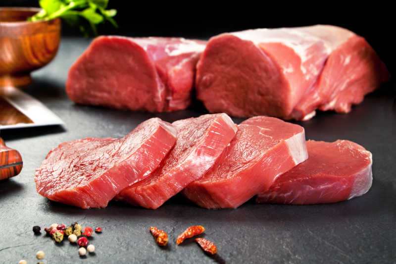生肉图片-两块生肉与调味料素材-高清图片-摄影照片