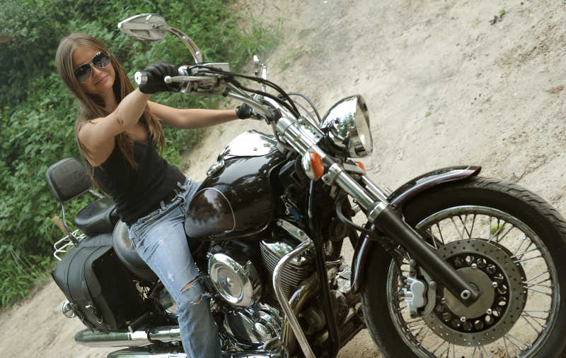 女骑士图片-骑在摩托车上的性感黑衣骑士素材-高清