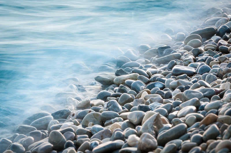 白色的石头滩与海