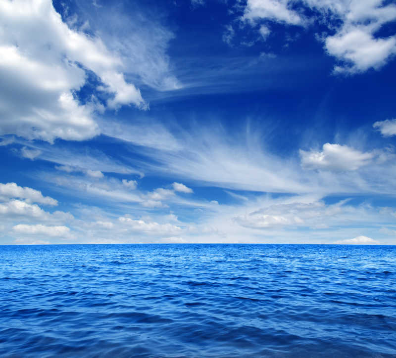 一望无际的蓝色海平面