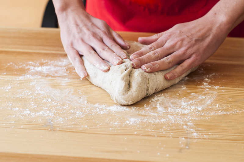 用手揉捏面团制作面包