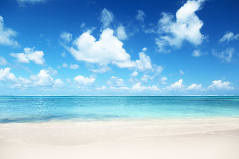 蓝天白云下的加勒比海海滩