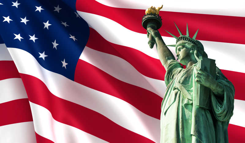 美国国旗背景下的自由女神像