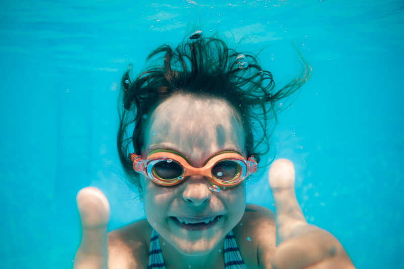 图片大全 潜水游泳的孩子 身穿潜水装备的小孩子