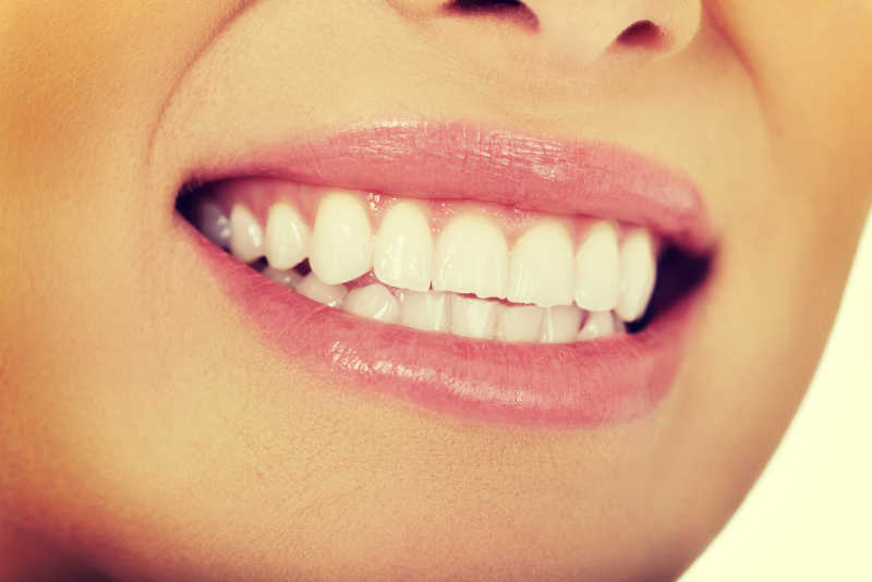 微笑的女人露着她洁白健康的牙齿