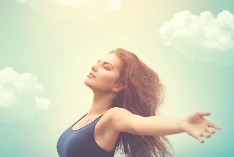 天空下自由的女人