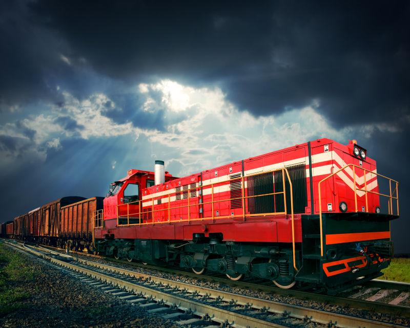 阳光下货运火车图片素材-草原上的货运列车创意图片-jpg格式-未来素材