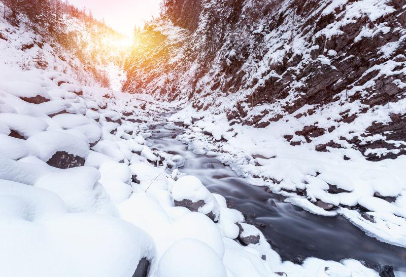 山谷夹道里的雪景