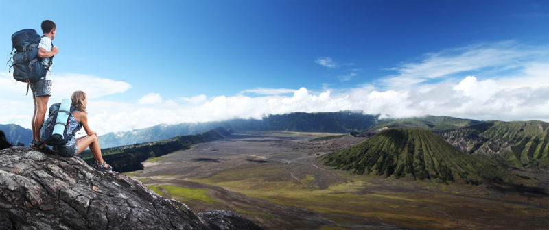 山顶的徒步旅行者看风景