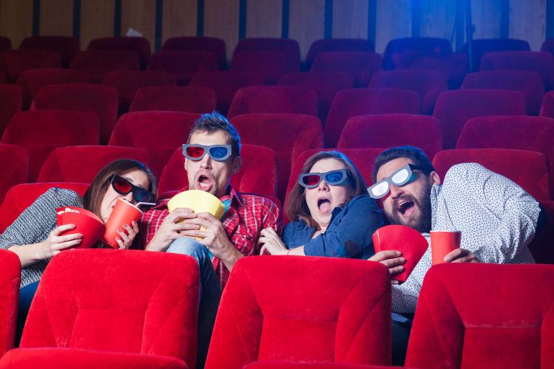 电影院里戴着3d眼镜看电影的朋友们