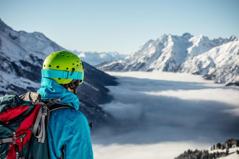 雪山顶上的登山者