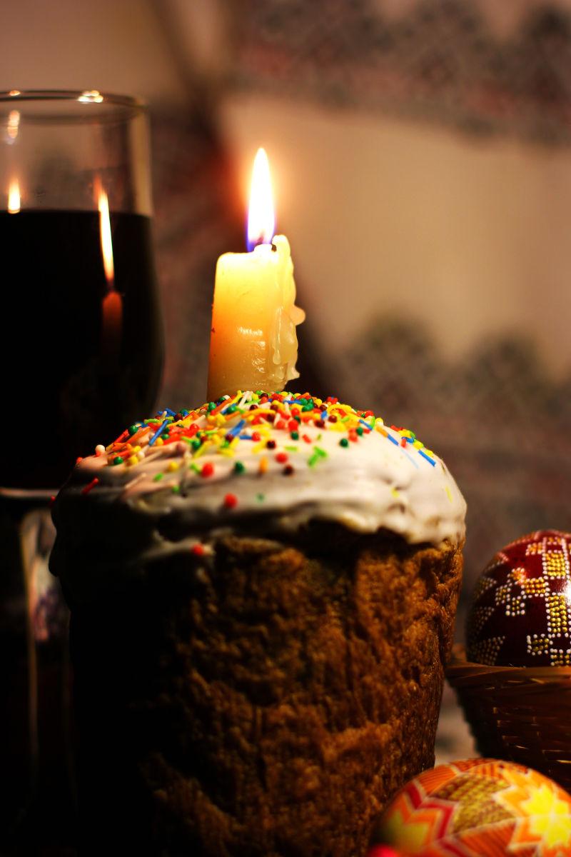 复活节杯蛋糕和燃烧的蜡烛
