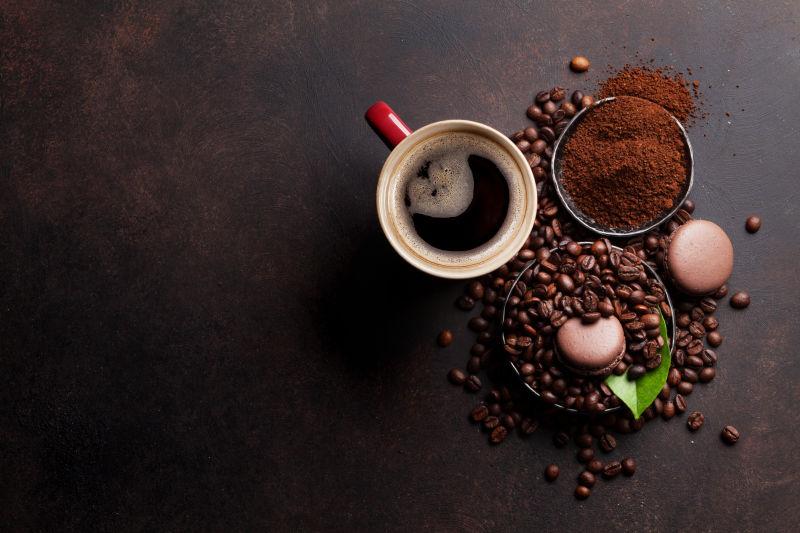 咖啡和咖啡豆图片-咖啡豆旁的一杯咖啡和黑巧克力素材