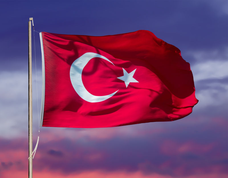 在夕阳下挥舞的土耳其国旗