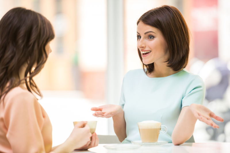 女性朋友之间开心的聊天喝咖啡