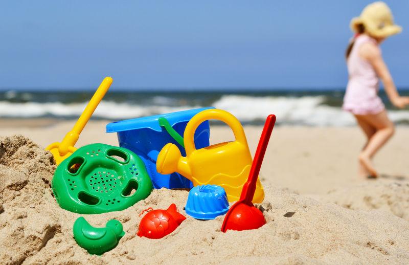 沙滩上放着的沙水玩具