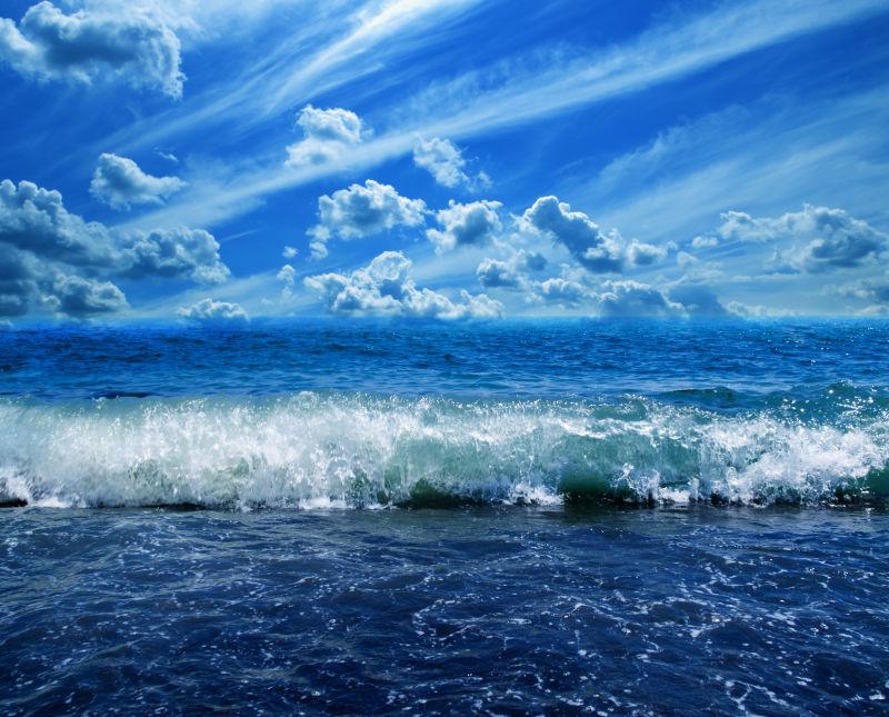蓝天下汹涌的蓝色大海