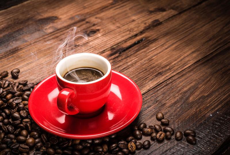热咖啡与咖啡豆图片_彩色咖啡杯与咖啡豆素材_高清