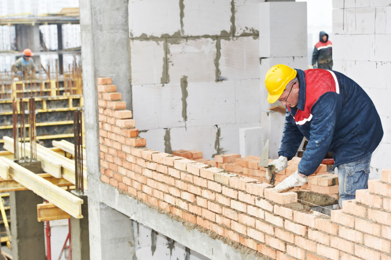 正在忙碌的建筑工人