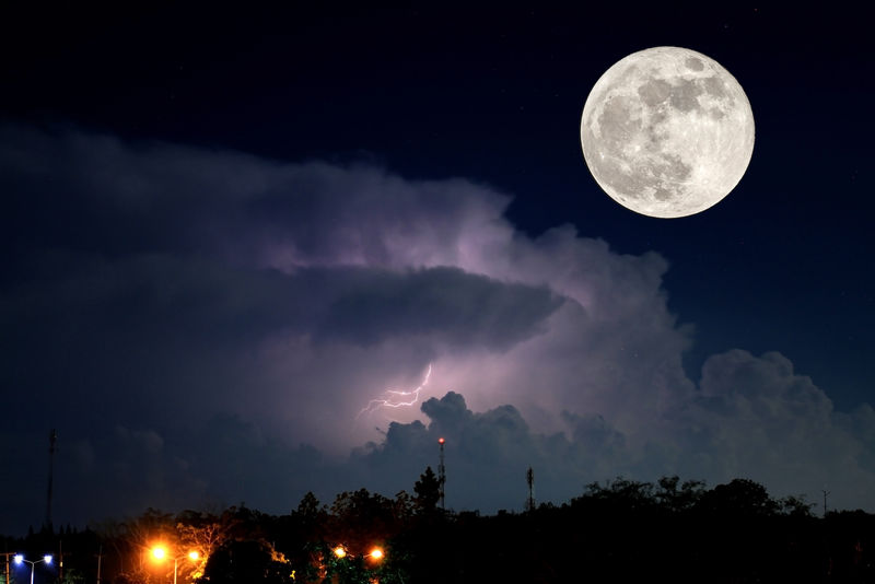 在黑暗的夜晚背景下的满月和雷电和风暴-这张由美国宇航局提供的图片