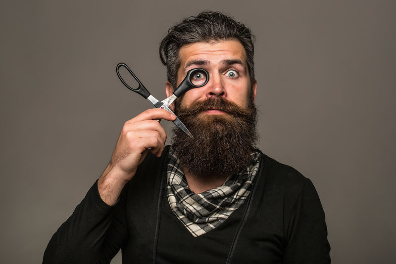 正在理发店刮胡子的男人
