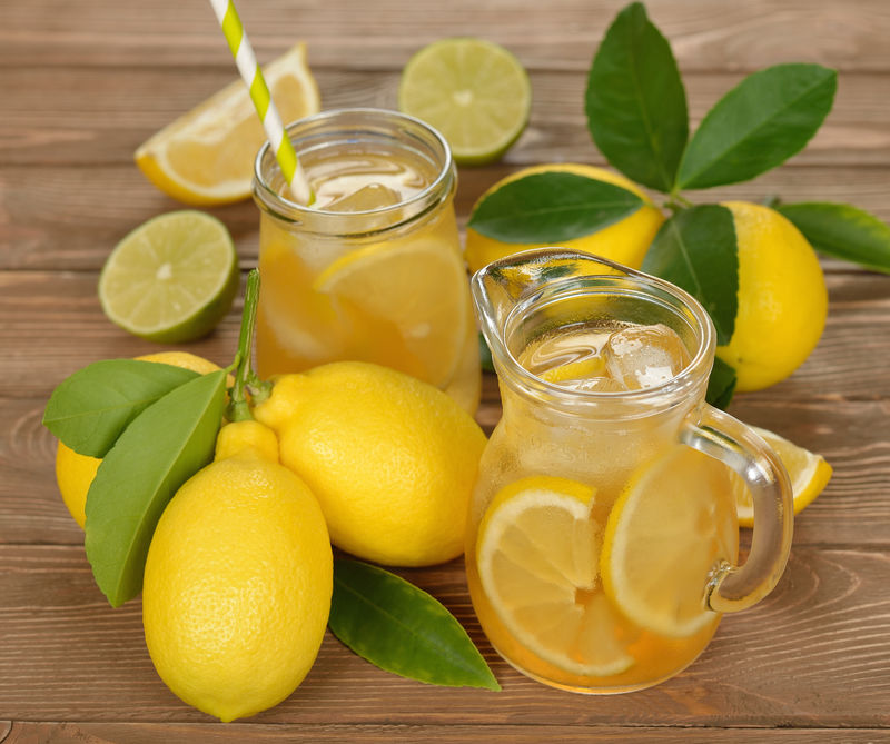 新鲜多汁的柠檬