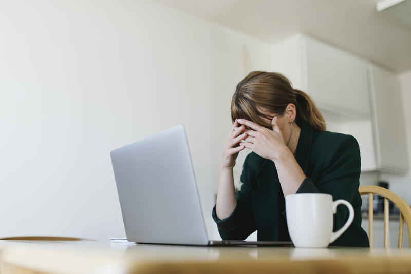 冠状病毒流行期间在家工作的压力大的妇女