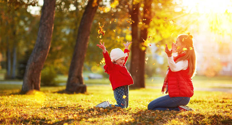 系列 一 秋季公园里快乐的妈妈与孩子 (49张图片)