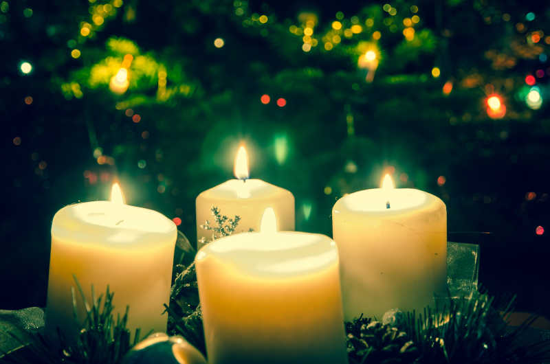 圣诞节夜晚蜡烛的美丽烛光