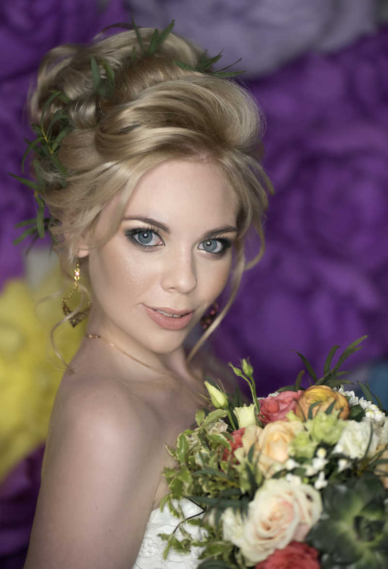 快乐的笑脸的新娘