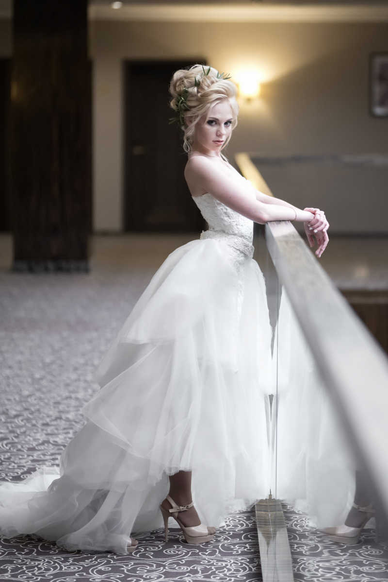 一个漂亮的新娘带着严肃的表情拍婚纱照