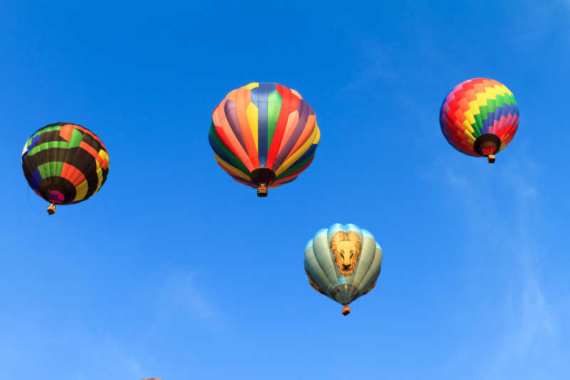 蔚蓝天空升起五颜六色的热气球