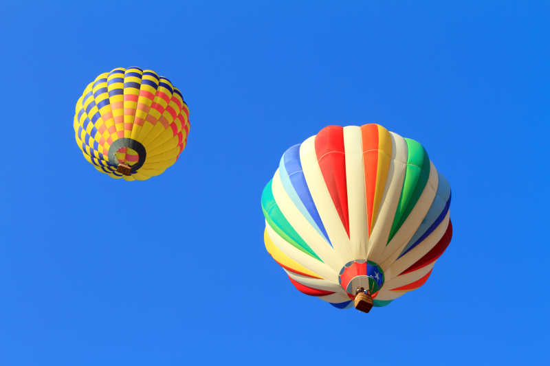 高高升起在蓝天的热气球