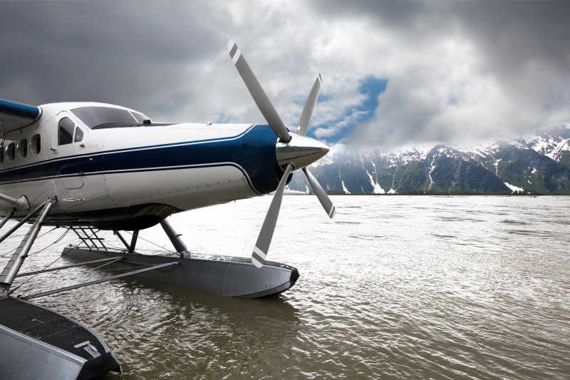 水上运输的飞机图片
