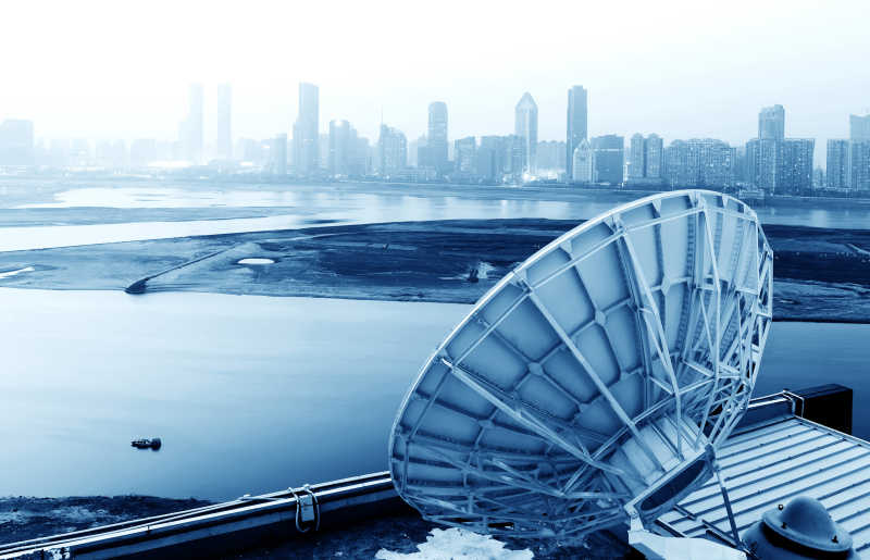 城市河流边上房屋屋顶上的天线雷达信号接收器