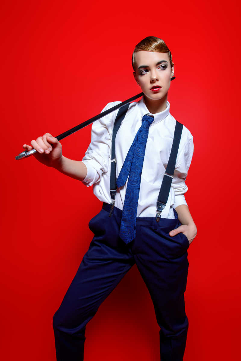 在红色背景下进行时装拍摄的美女模特