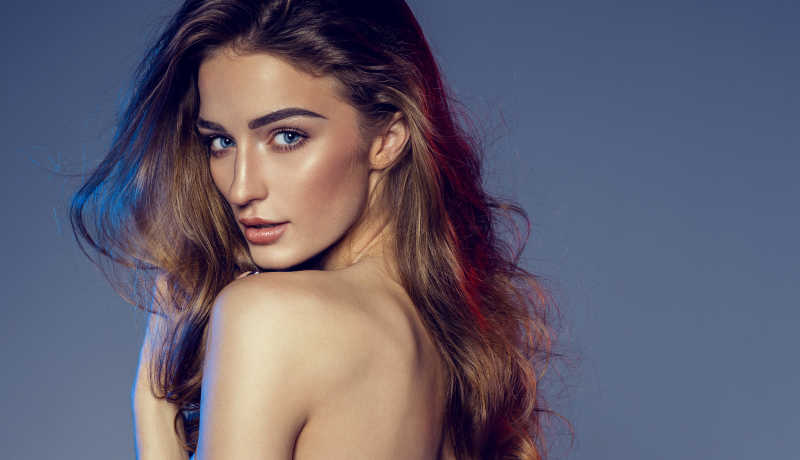 裸露自然皮肤的美人图