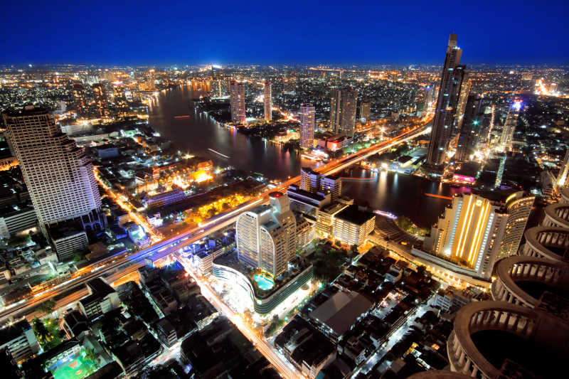 灯火通明的夜晚城市鸟瞰图