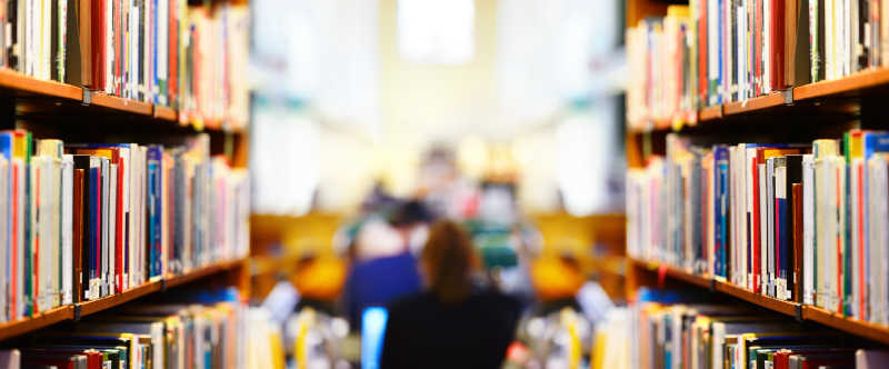 书架上展放的书籍