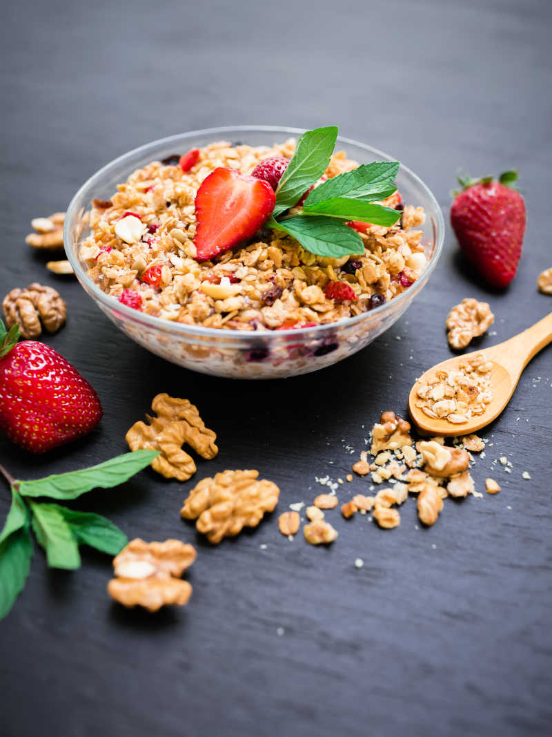 草莓核桃和燕麦营养早餐