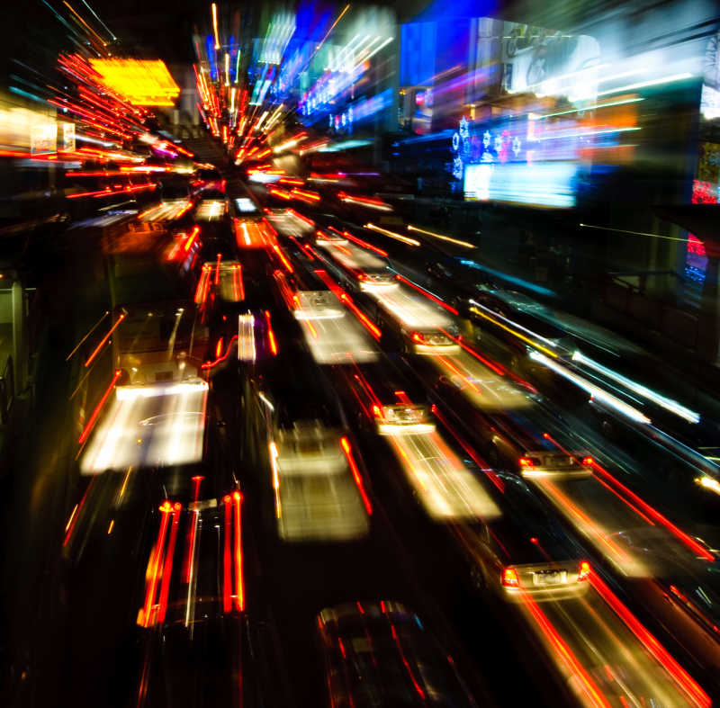 车辆拥挤的道路夜景