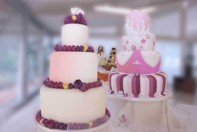 多层奶油婚礼蛋糕