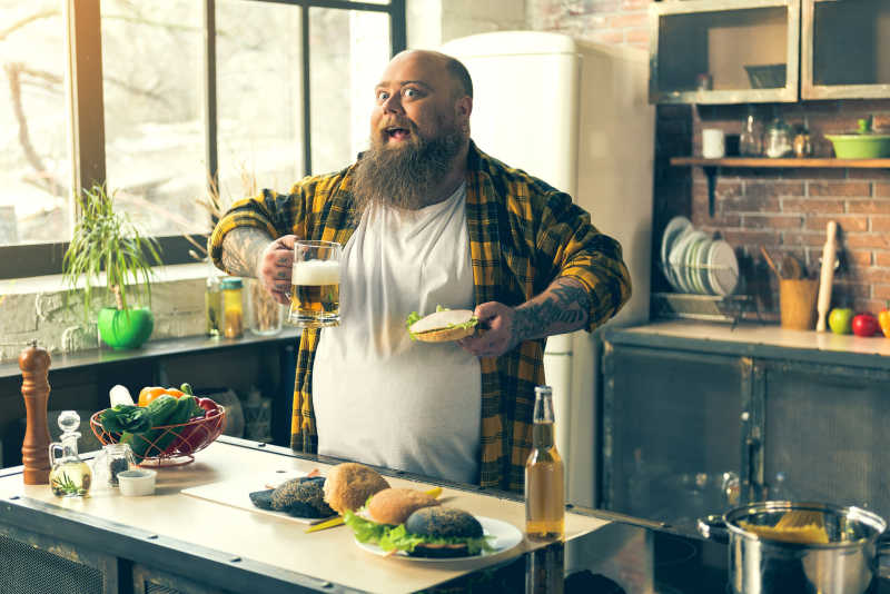 快乐的胖子吃不健康的食物