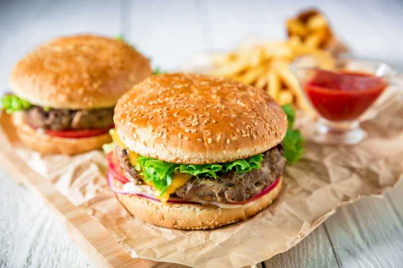 美式汉堡配牛肉沙司和炸薯条