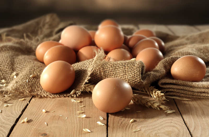 木桌上的鸡蛋